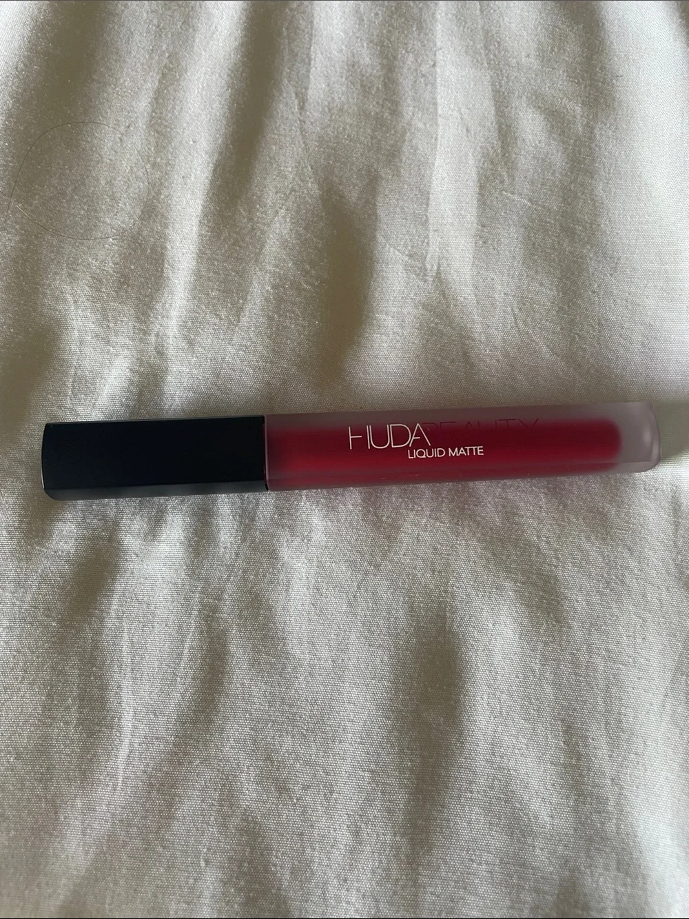 HUDA BEAUTY Liquid Matte Lipstick - Miss America - Deep Red
